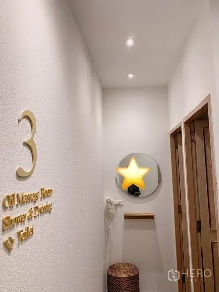 อาคารพาณิชย์ ให้เช่าในKhlong Toei, Bangkok - โถงทางเดินสว่างพร้อมประตูหมายเลข กระจกกลม และไฟดาวน์ไลท์