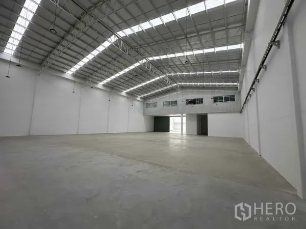 工厂 出租在Khlong Luang, Pathum Thani - 明亮仓库区域，超高净空，适合货架布置。