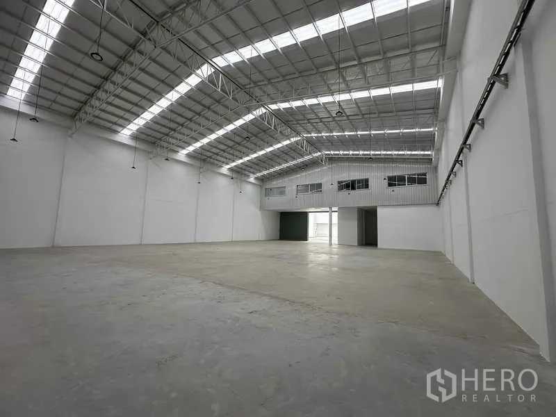 工厂 出租在Khlong Luang, Pathum Thani - 明亮仓库区域，超高净空，适合货架布置。