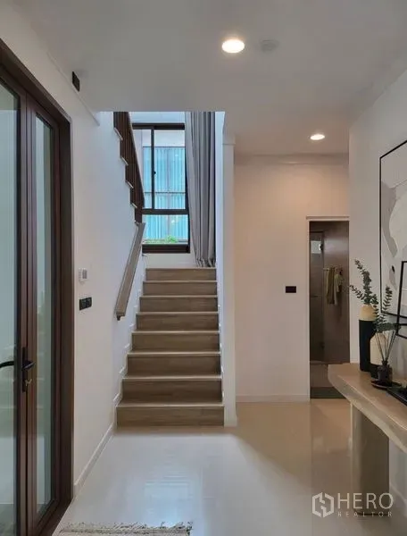 Detached House for rent in Bang Kapi, Bangkok - Entrance hall with staircase, tall window and sliding glass door bringing natural light.