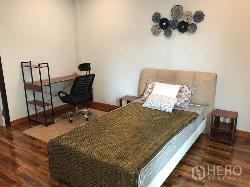 ทาวน์เฮาส์ ให้เช่าหรือขายในPhra Khanong, Bangkok - ห้องนอนพื้นไม้ เตียง โต๊ะทำงาน และงานตกแต่งผนัง