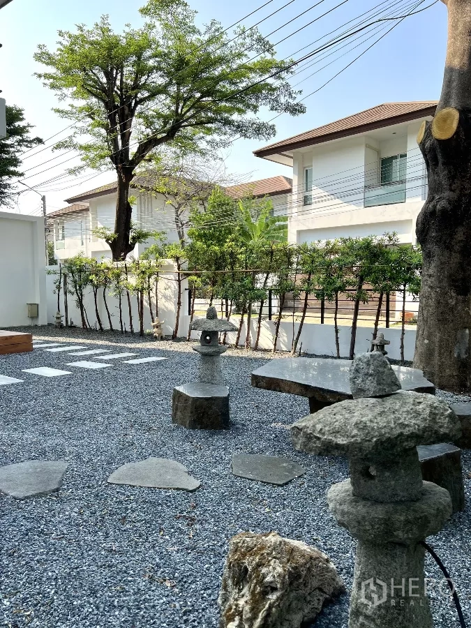 บ้าน ให้เช่าหรือขายในSaphan Sung, Bangkok - สวนหินสไตล์เซนพร้อมโคมศิลาและที่นั่ง