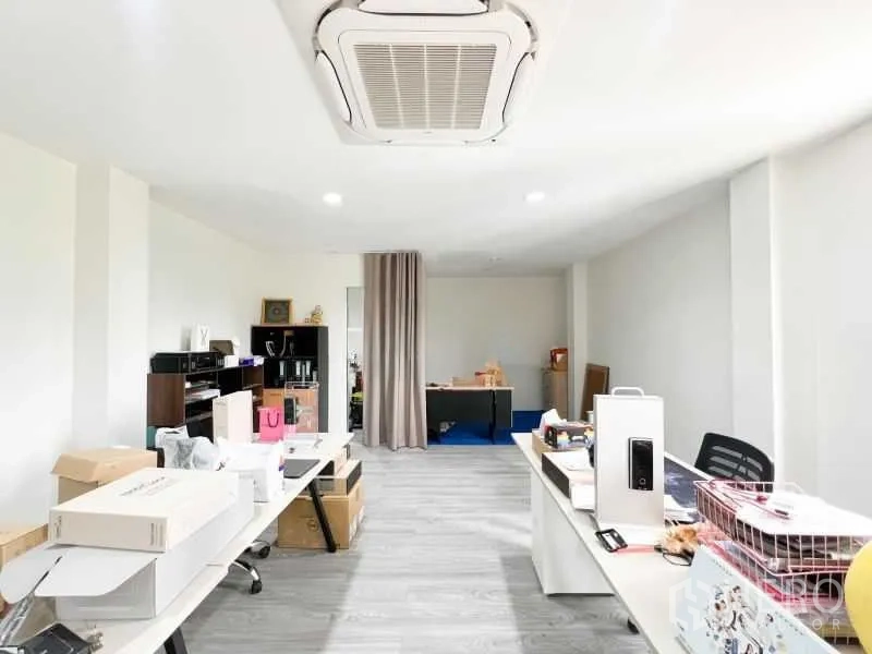 สำนักงานที่บ้าน ให้เช่าหรือขายในThanyaburi, Pathum Thani - ออฟฟิศสว่าง แอร์คาสเซ็ต โต๊ะทำงาน และพื้นไวนิลสีเทา