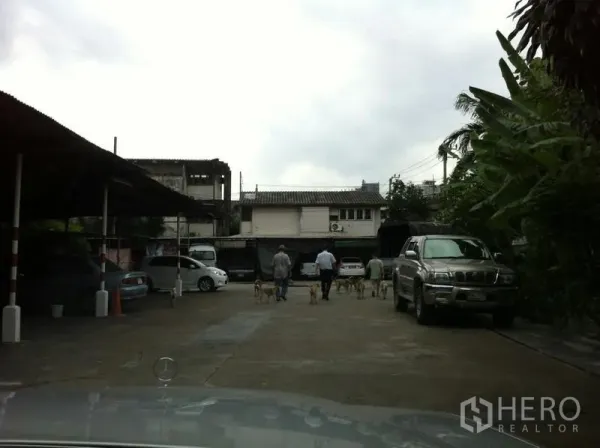 工厂 出租在Khlong San, Bangkok - 工业园区的停车场，部分有顶棚，周围绿化与车辆