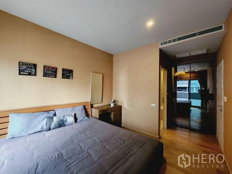 คอนโด ให้เช่าในBangkok - อีกมุมของห้องนอนใหญ่ เห็นตู้เสื้อผ้าบานกระจกและทางเข้าทางเดิน