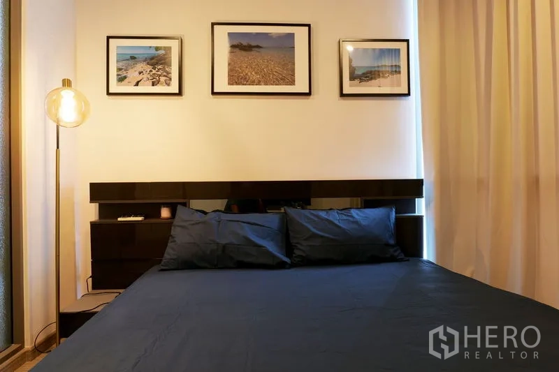 คอนโด ให้เช่าในWatthana, Bangkok - ห้องนอนเตียงคู่ โต๊ะข้าง โคมไฟตั้งพื้น และกรอบรูปเหนือหัวเตียง