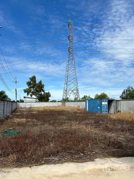 คลังสินค้า ขายในLat Lum Kaeo, Pathum Thani - ลานดินว่างขนาดใหญ่ภายในรั้ว มีเสาส่งไฟฟ้าแรงสูงและตู้คอนเทนเนอร์