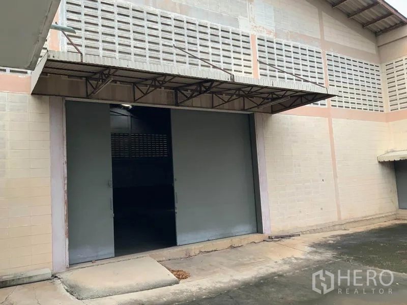 คลังสินค้า ให้เช่าในBang Kapi, Bangkok - ลานโหลดสินค้ามีชายคาและประตูบานเลื่อนโลหะของตัวโกดัง