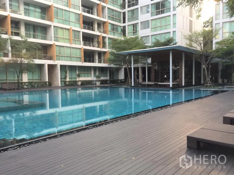 คอนโด ให้เช่าหรือขายในKhlong Toei, Bangkok - สระว่ายน้ำส่วนกลางขนาดใหญ่พร้อมเด็คไม้ รายล้อมด้วยอาคารโลว์ไรส์.