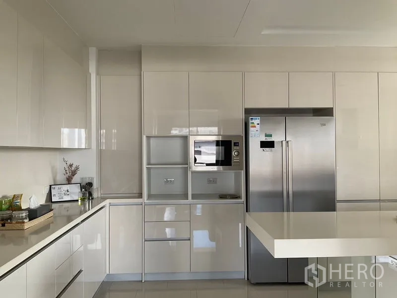 房间 出租在Sathon, Bangkok - 现代厨房，亮面橱柜与对开门冰箱。