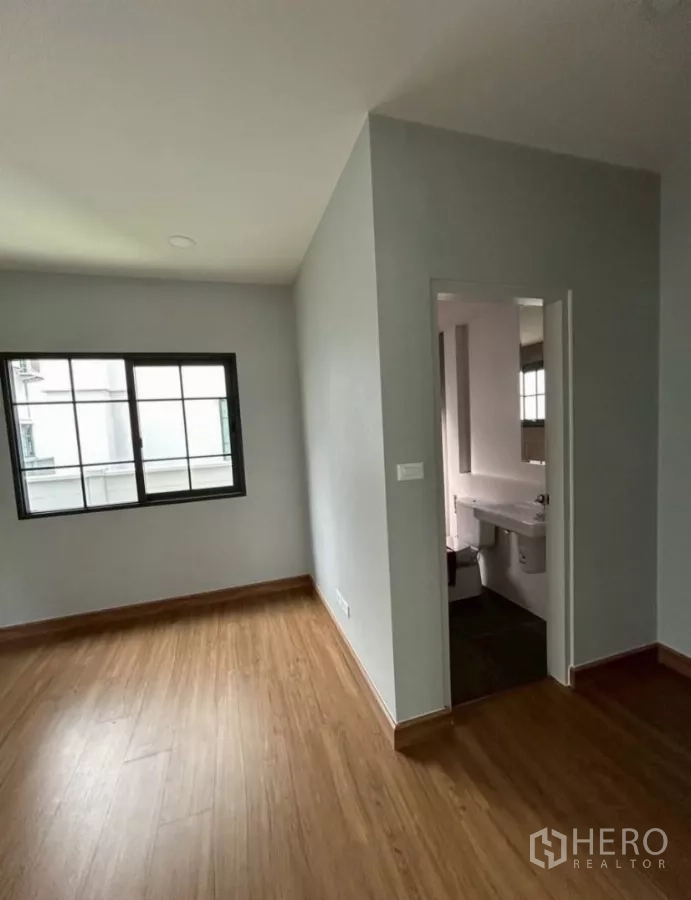 独立式住宅 出租在Bang Phli, Samut Prakan - 卧室一隅，带套内卫浴入口。