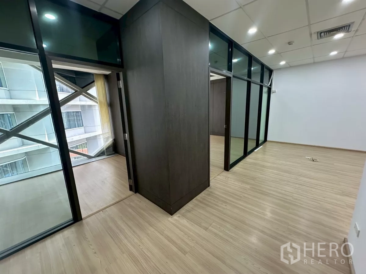 สำนักงาน ให้เช่าในWatthana, Bangkok - พื้นที่โถงทางเดิน ผนังกระจกแบ่งห้อง ประตูกระจก มุมมองเมือง