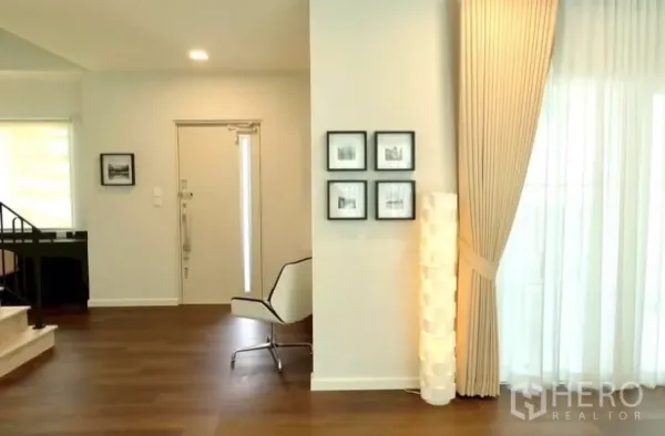 Detached House for rent in Bang Phli, Samut Prakan - Bright foyer with wood flooring, staircase, framed wall art and floor-to-ceiling curtains.
