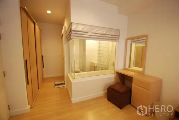 公寓 出租在Sathon, Bangkok - 内置衣柜与梳妆台，旁有大玻璃窗连接浴室。