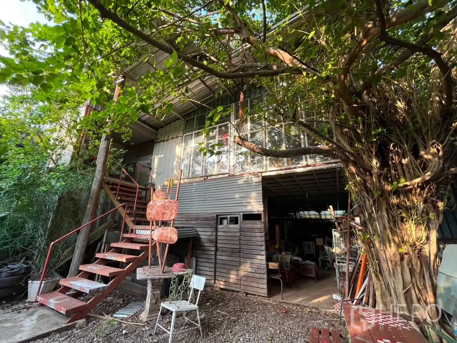 โกดัง for rent in Watthana, Bangkok - มุมมองด้านหน้าเห็นบันไดนอกอาคาร หน้าต่างสูง และช่องเปิดเวิร์กช็อปชั้นล่าง