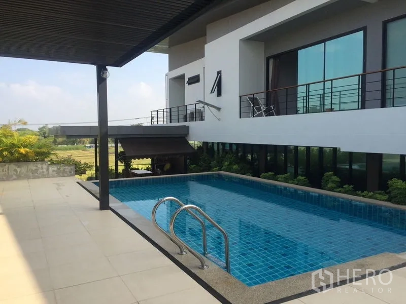 สำนักงานที่บ้าน ขาย - สระว่ายน้ำกลางแจ้งข้างอาคารสีขาวสมัยใหม่พร้อมชานระเบียง