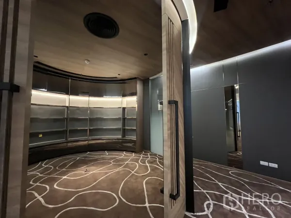 办公空间 出租在Huai Khwang, Bangkok - 私密房间，弧形发光置物架与图案地毯。