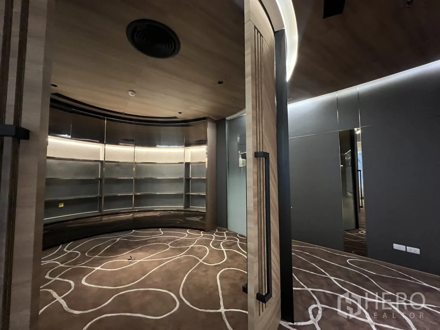 办公空间 出租在Huai Khwang, Bangkok - 私密房间，弧形发光置物架与图案地毯。