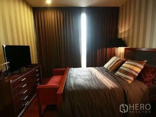 คอนโด ให้เช่าหรือขายในWatthana, Bangkok - ห้องนอนที่สองพร้อมวอลเปเปอร์ลายทาง ตู้ลิ้นชัก ทีวี ม้านั่ง และผ้าม่านทึบ