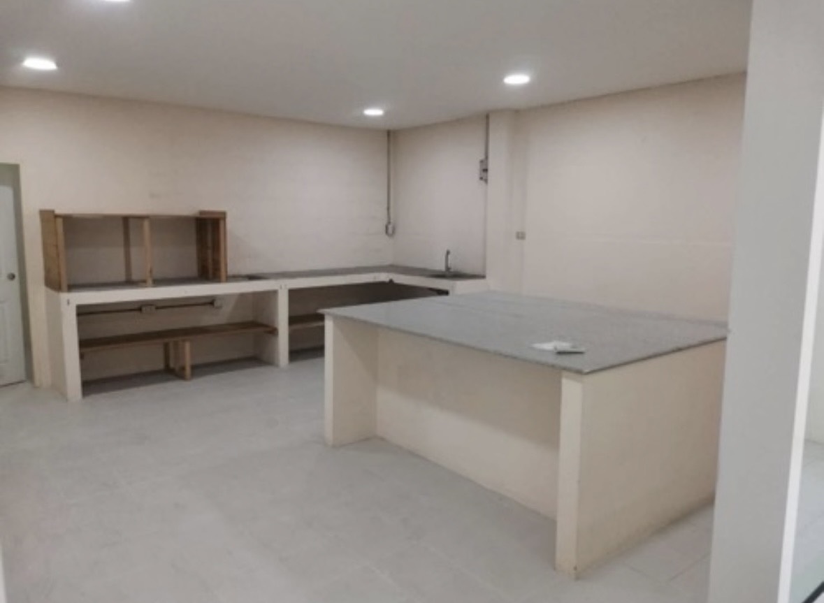 สำนักงานที่บ้าน ให้เช่าในChatuchak, Bangkok - ห้องเวิร์กชอปพร้อมเคาน์เตอร์บิวท์อิน ซิงก์ และไฟเพดานสว่าง