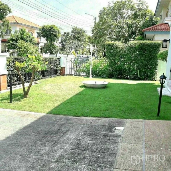 บ้าน ให้เช่าในPrawet, Bangkok - สวนหญ้าส่วนตัวพร้อมลานปูพื้น แนวพุ่มไม้ และโคมไฟสนาม