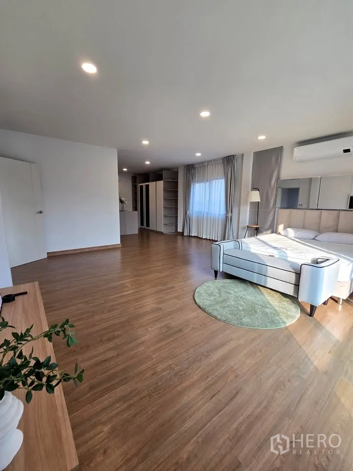 บ้านเดี่ยว for rent or sale in Bang Phli, Samut Prakan - ห้องนอนหลักขนาดใหญ่ มีพื้นที่นั่งเล่น ตู้เสื้อผ้า และหน้าต่างบานกว้าง