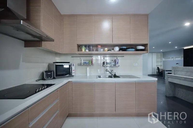 คอนโด ให้เช่าในKhlong Toei, Bangkok - ครัวรูปตัวแอลสมัยใหม่ ตู้บิลท์อิน เตาไฟฟ้า ฮูด ไมโครเวฟ และอ่างล้างจาน