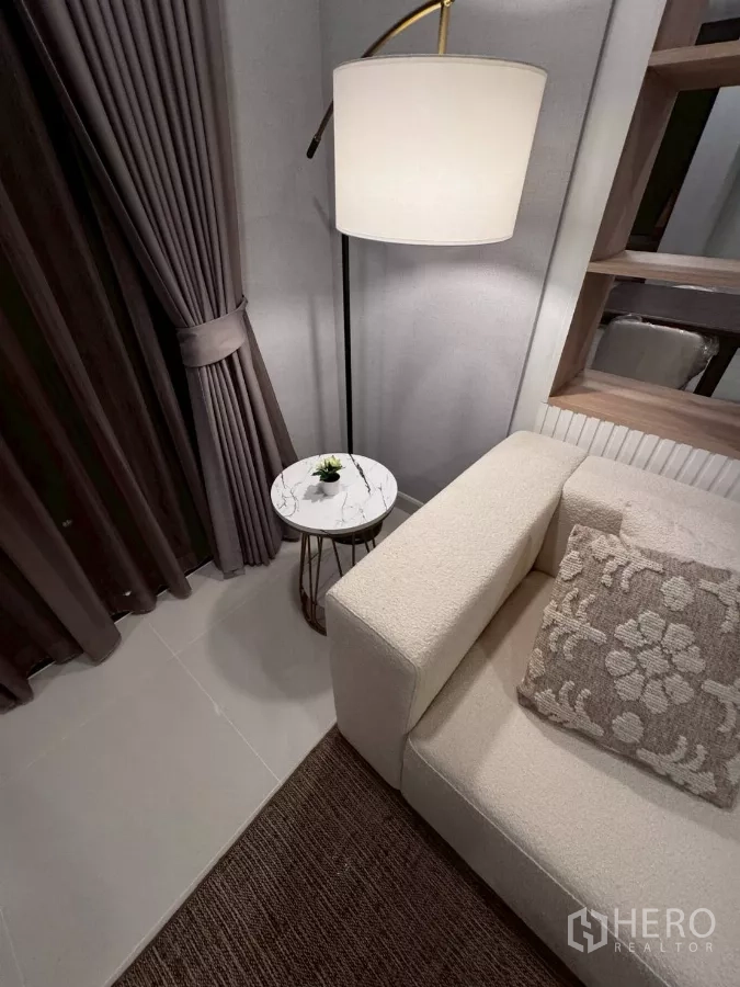 独立式住宅 出租在Bang Phli, Samut Prakan - 温馨小角，粗花呢沙发、大理石边几、落地灯与厚窗帘。