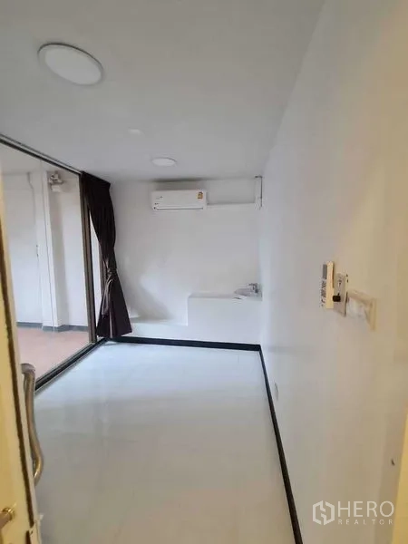 อาคารพาณิชย์ ขายในWatthana, Bangkok - ห้องขนาดกะทัดรัด กั้นกระจก ม่านทึบ และแอร์แบบติดผนัง