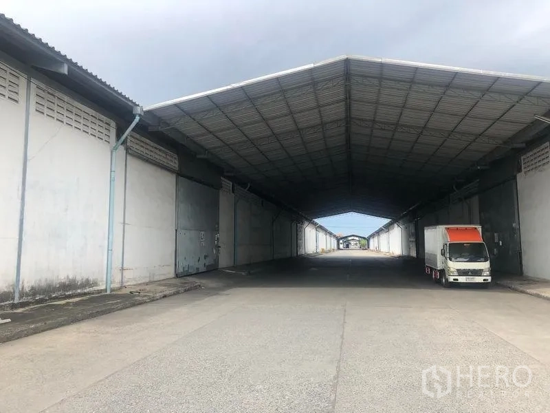 货栈 出租在Bang Pa-in, Phra Nakhon Si Ayutthaya - 两侧仓库之间的遮雨装卸区，可供卡车进出。