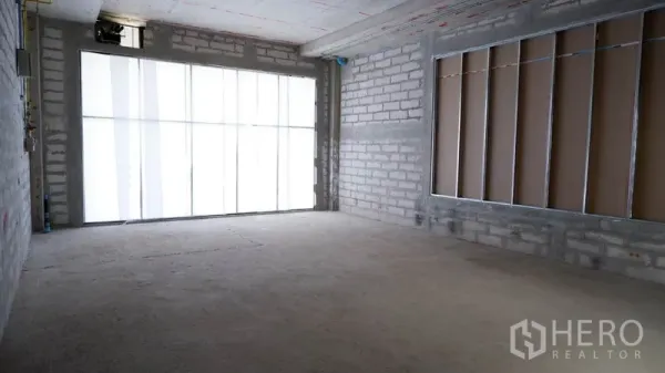 พื้นที่ขายปลีก ให้เช่าในKhlong Toei, Bangkok - พื้นที่ว่างรับแสงธรรมชาติจากกระจกเต็มความกว้าง พื้นปูนดิบ