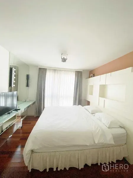 คอนโด ให้เช่าในWatthana, Bangkok - ห้องนอนสว่างไสวพร้อมเตียงขนาดใหญ่ ตู้บิลต์อิน ชั้นวางทีวี และผ้าม่านกรองแสงเต็มบาน