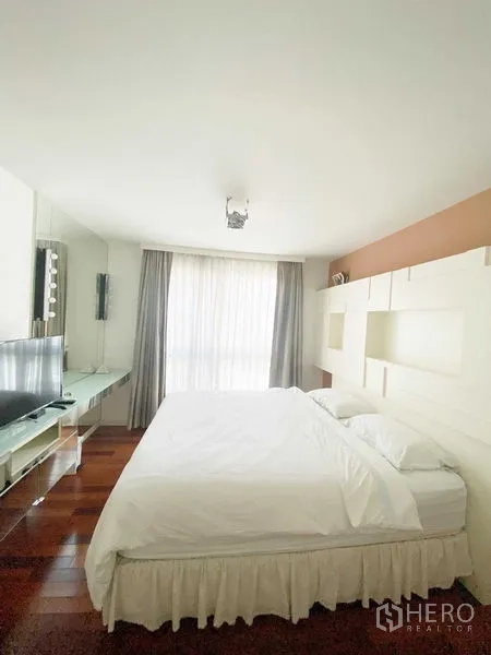 คอนโด ให้เช่าในWatthana, Bangkok - ห้องนอนสว่างไสวพร้อมเตียงขนาดใหญ่ ตู้บิลต์อิน ชั้นวางทีวี และผ้าม่านกรองแสงเต็มบาน