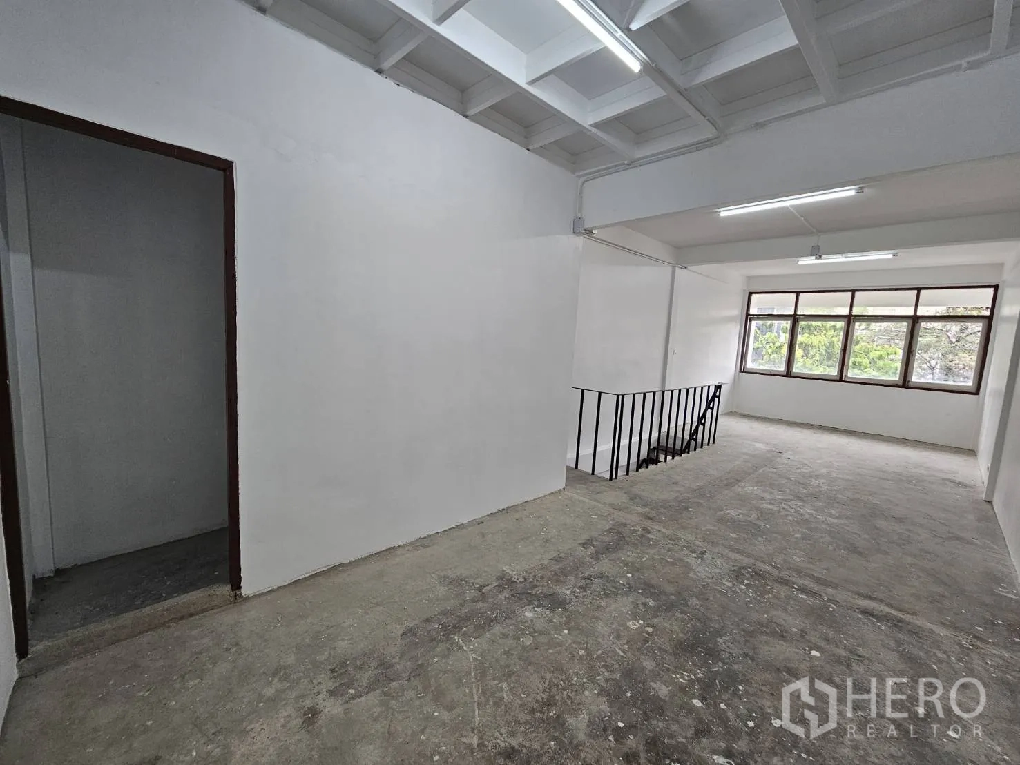 สำนักงานที่บ้าน ให้เช่าในKhlong Toei, Bangkok - ชั้นสตูดิโอโล่ง มีประตูเข้าห้องด้านข้างและวิวต้นไม้