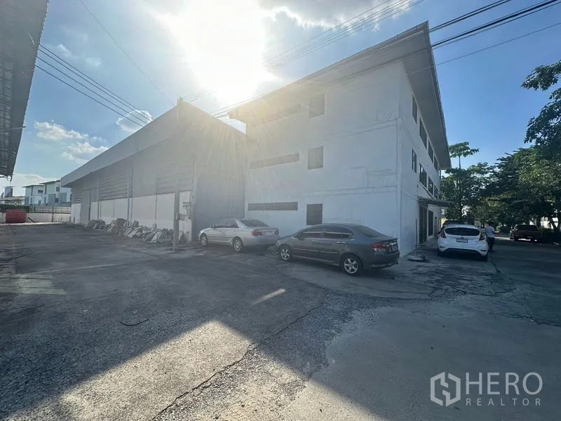 คลังสินค้า ให้เช่าในSaphan Sung, Bangkok - ลานด้านนอกมีโกดังและอาคารสำนักงานสามชั้น พร้อมที่จอดรถ