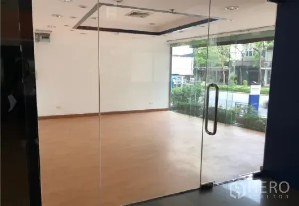 零售空间 出租在Bang Rak, Bangkok - 临街一层商铺，通高玻璃门面，木质地板与筒灯照明，采光充足，靠近轨道交通。