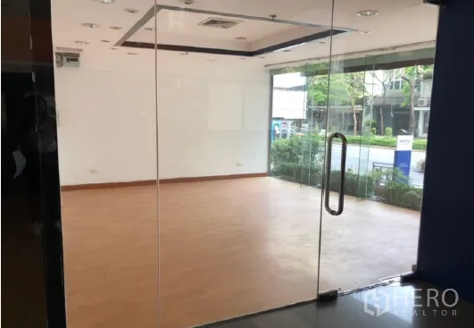 零售空间 出租在Bang Rak, Bangkok - 临街一层商铺，通高玻璃门面，木质地板与筒灯照明，采光充足，靠近轨道交通。