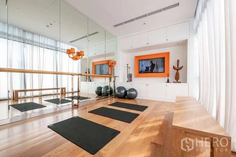 公寓 出租或出售在Watthana, Bangkok - 健身/瑜伽房，镜面墙、把杆与瑜伽垫