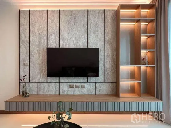 คอนโด ให้เช่าในWatthana, Bangkok - ผนังทีวีดีไซน์พิเศษ แผ่นลายหิน คอนโซลลอย และชั้นโชว์ไฟซ่อน