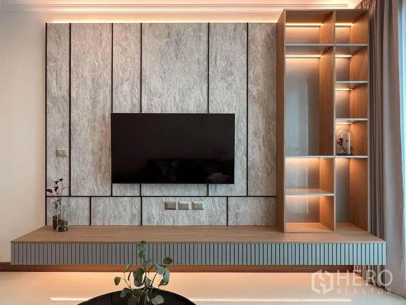 คอนโด ให้เช่าในWatthana, Bangkok - ผนังทีวีดีไซน์พิเศษ แผ่นลายหิน คอนโซลลอย และชั้นโชว์ไฟซ่อน
