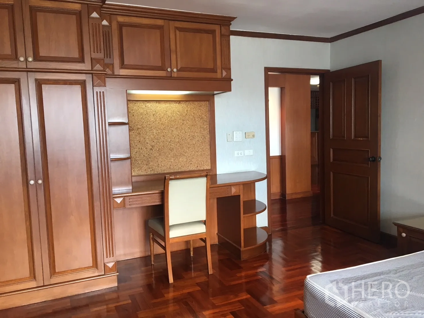 คอนโด ให้เช่าในWatthana, Bangkok - รายละเอียดห้องนอนที่มีตู้เสื้อผ้าตลอดผนังและโต๊ะทำงานบิลท์อินพร้อมชั้นวาง