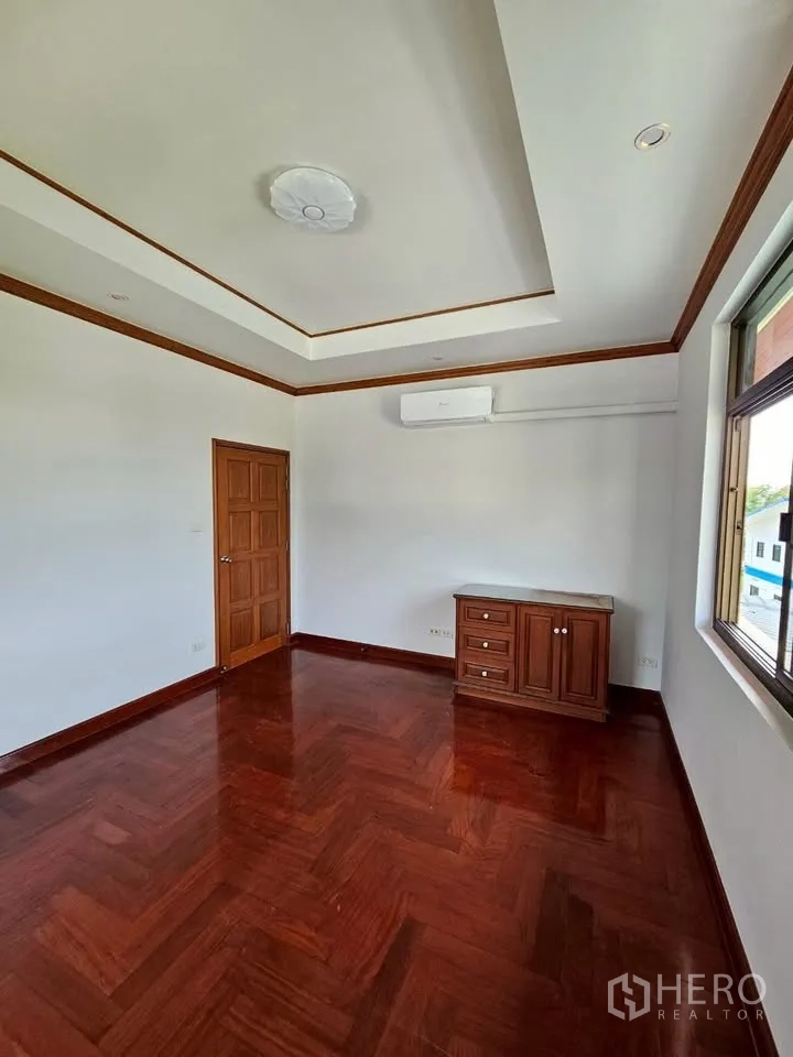 สำนักงานที่บ้าน for rent in Wang Thonglang, Bangkok - ห้องสว่างพื้นปาร์เกต์ลายก้างปลา ฝ้าหลุม แอร์ ประตูไม้และหน้าต่าง