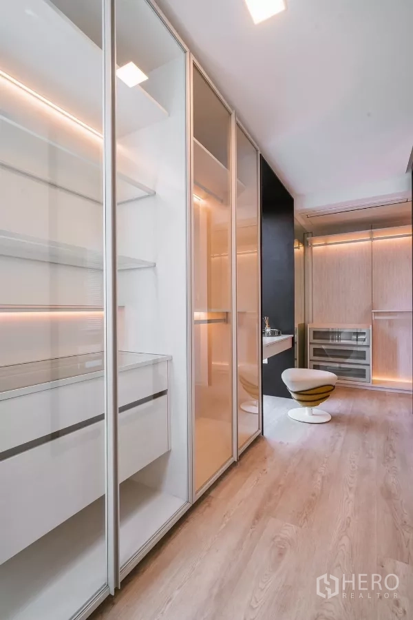 บ้าน ให้เช่าหรือขายในSaphan Sung, Bangkok - ห้องแต่งตัว วอร์ดโครบานกระจก โต๊ะเครื่องแป้ง และพื้นไม้