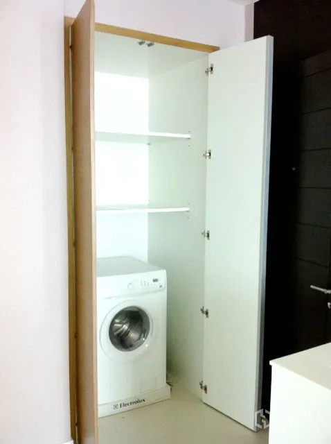 คอนโด ให้เช่าในWatthana, Bangkok - ตู้ซักผ้าบิวท์อินซ่อนเครื่องซักผ้าฝาหน้า พร้อมชั้นเก็บของด้านบน