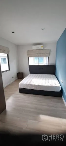 บ้าน ให้เช่าในLat Krabang, Bangkok - ห้องนอนรอง พร้อมเตียงคู่ ผนังสีฟ้าและแสงธรรมชาติ