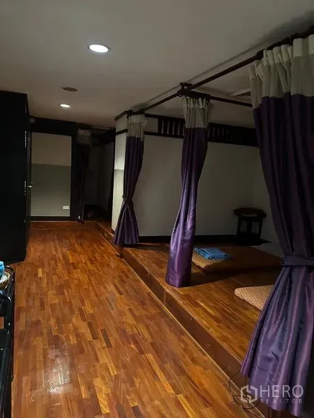 อาคารพาณิชย์ ให้เช่าในPhra Khanong, Bangkok - ห้องนวดสไตล์ไทยมีม่านสีม่วงและพื้นไม้ขัดเงา