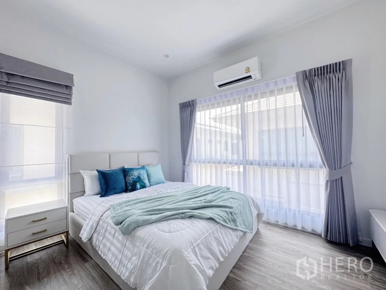 บ้าน ให้เช่าหรือขายในBang Kapi, Bangkok - ห้องนอนที่สอง เตียงดับเบิล หมอนสีฟ้า และหน้าต่างมุมกว้าง