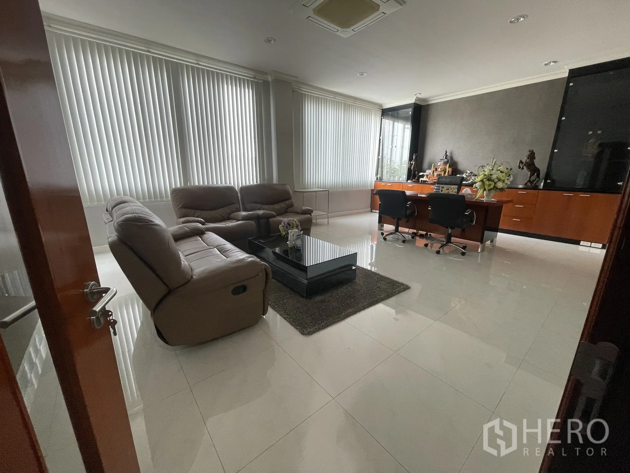 Warehouse for sale in Lat Lum Kaeo, Pathum Thani - Executive office suite with leather sofas, a large desk and floor‑to‑ceiling windows.