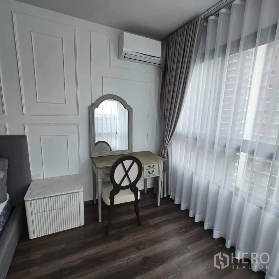 公寓 for rent in Huai Khwang, Bangkok - 靠窗的梳妆台与椅子，配整面窗帘。