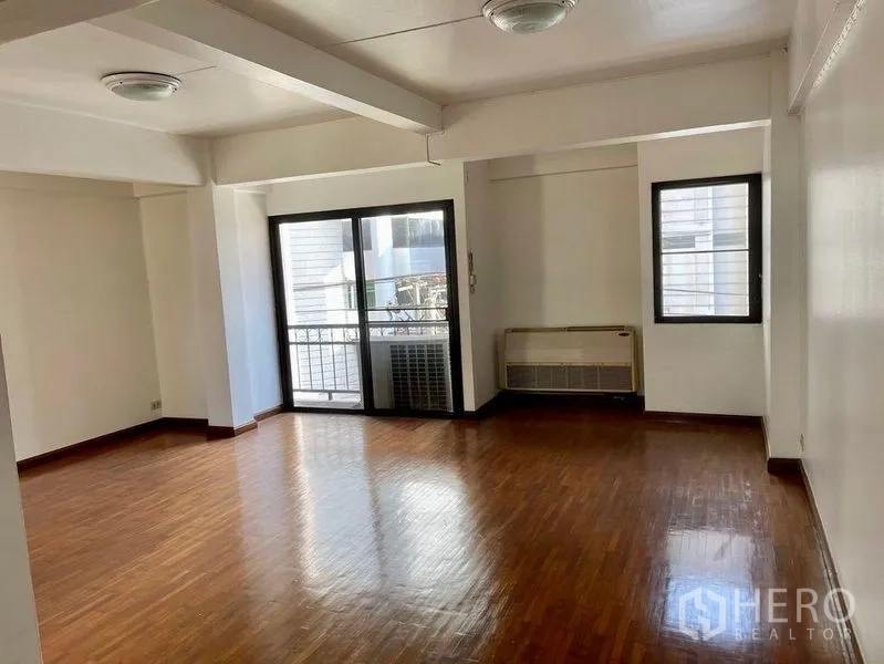 Home Office for rent - Large room with parquet flooring and a balcony door with sliding glass.